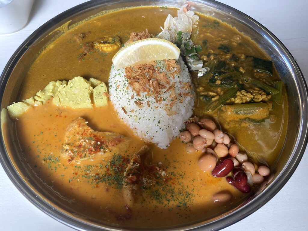 スパイスカレーシナモンあいがけカレー